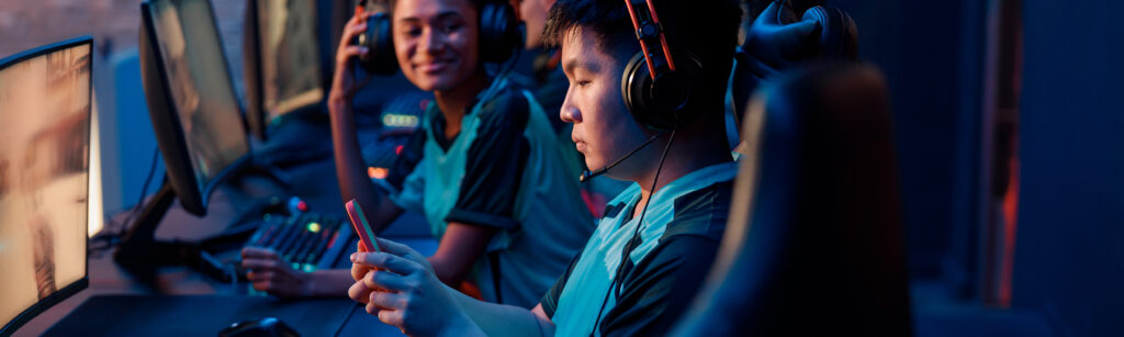 competitive-gamer-playes-on-smartphone-in-cyber-cl-2026-03-10-01-09-52-utc
