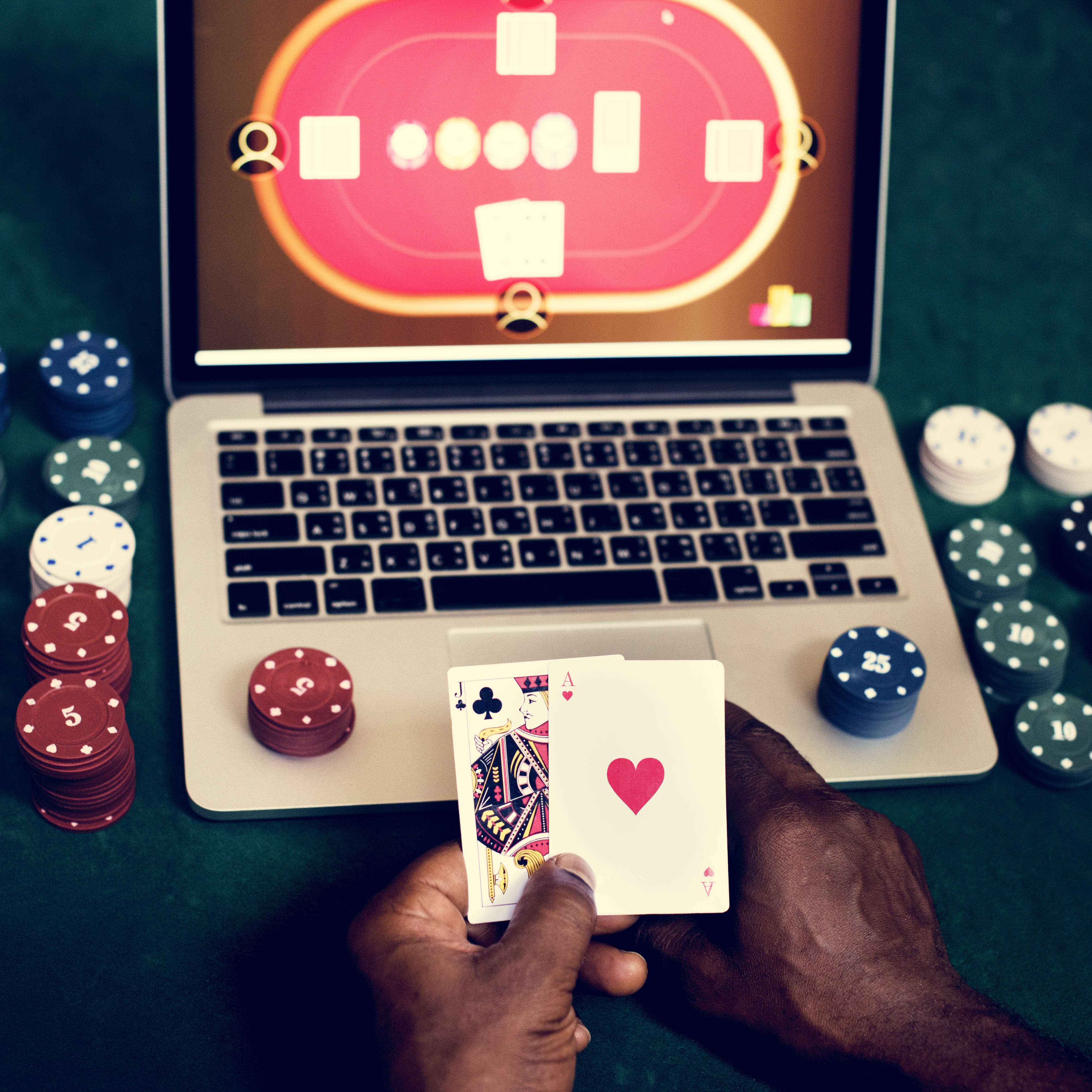 laptop-with-online-poker-game-and-playing-cards-2026-03-19-03-19-52-utc